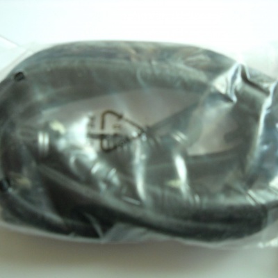 Cabo preto embalado em saco plástico transparente sobre superfície branca