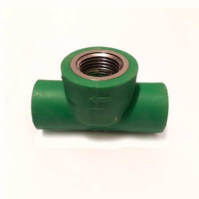 Tê de tubo verde com inserção metálica roscada