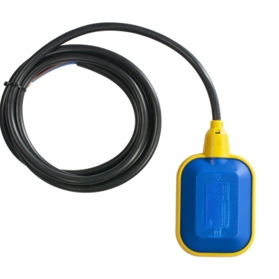 Sensor de nível flutuante azul com bordas amarelas e cabo preto enrolado