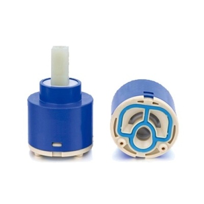 Peças pequenas azuis e brancas em plástico com detalhes internos