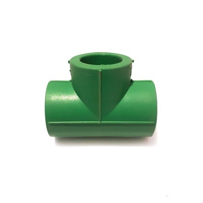 Conector em T verde de plástico para tubos