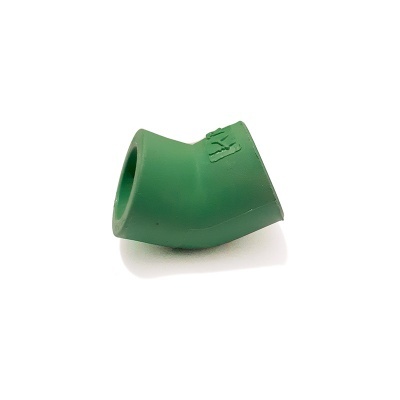 Conector plástico verde em ângulo de 45 graus sobre fundo branco