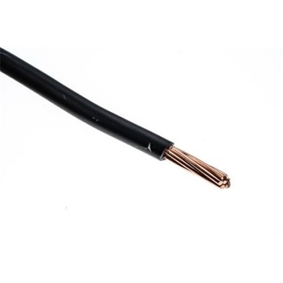 Cabo elétrico preto com fios de cobre expostos