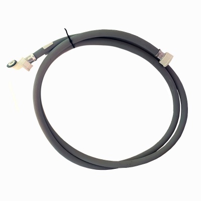 Cabo flexível cinzento com conectores metálicos nas extremidades