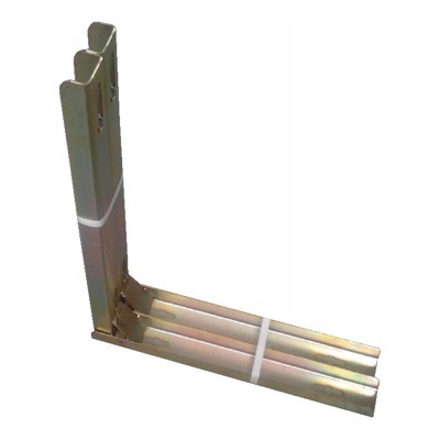 Estrutura metálica em forma de L com barras paralelas e suporte plástico