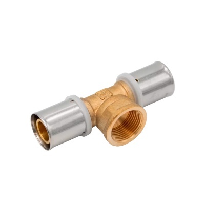 Peça de encanamento metálica em formato de T com partes dourada e prateadas