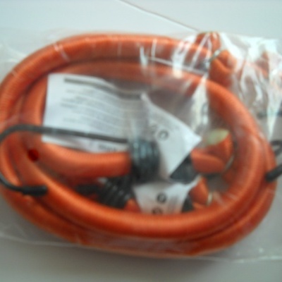 Cabo de extensão laranja embalado em plástico transparente