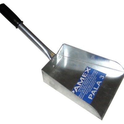 Pá metálica com pega preta e etiqueta azul