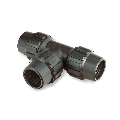 Conector em forma de T preto para tubos com roscas de aperto.