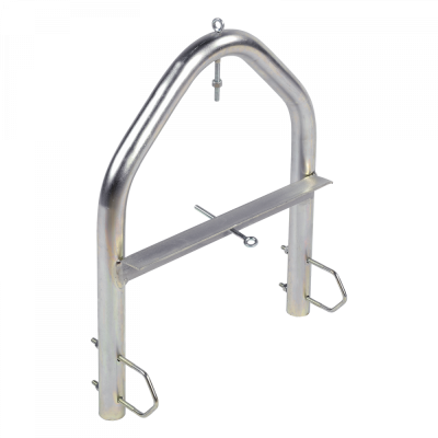 Estrutura metálica prateada com formato triangular arredondado