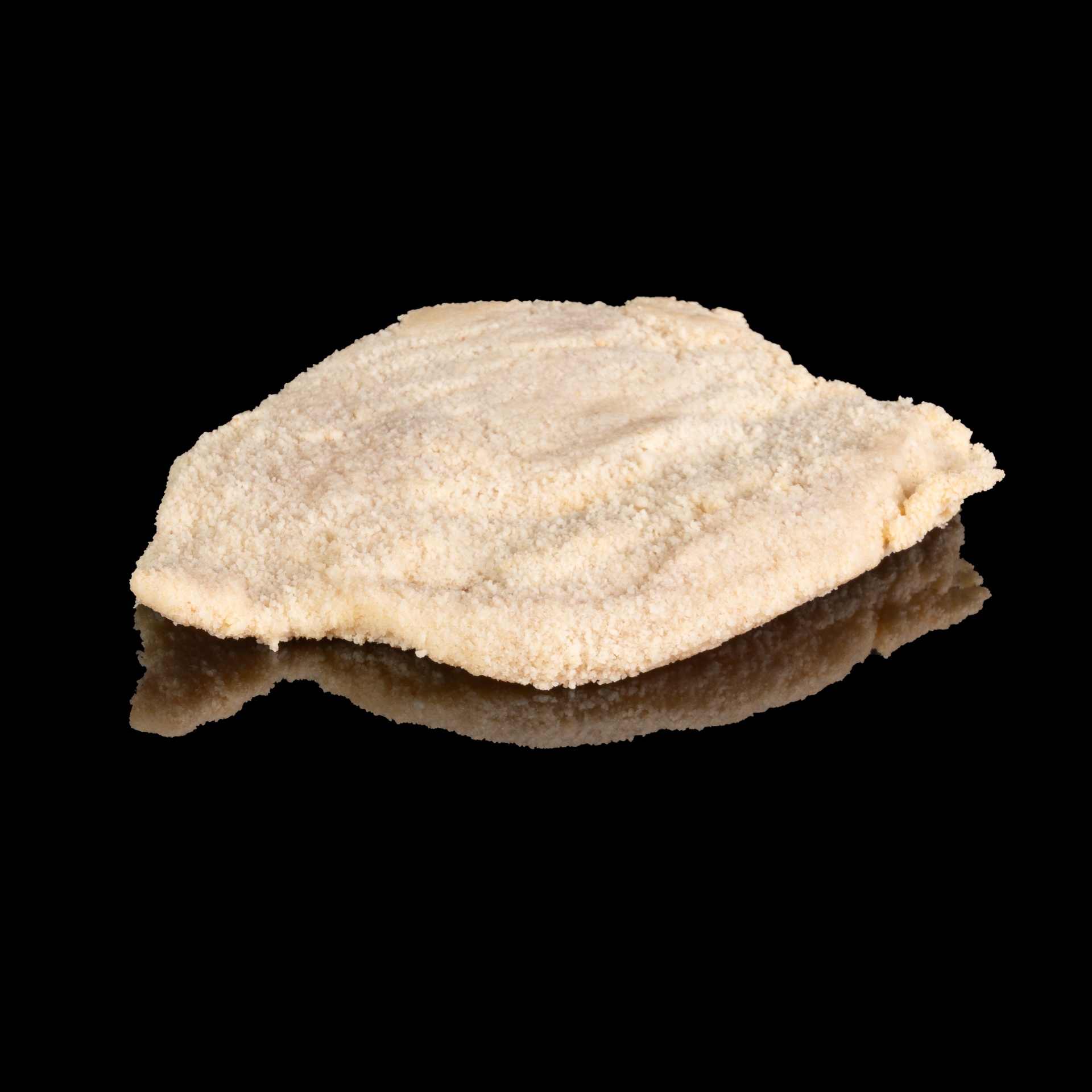 Panados de Peru Pedaço de carne empanada dourada clara sobre superfície preta refletora