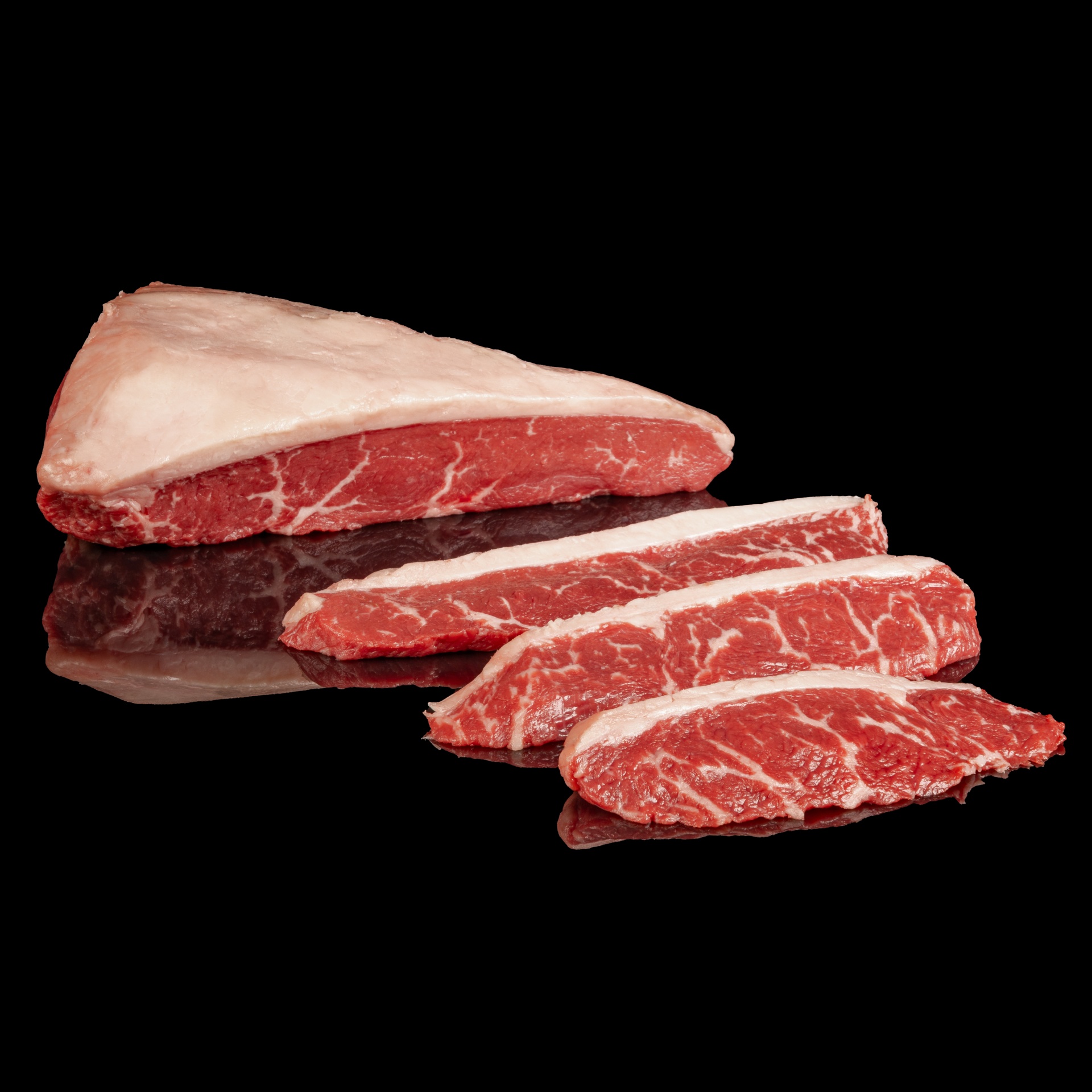 Picanha Angus Pedaço de carne vermelha crua e fatias sobre fundo preto