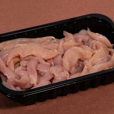 Bandeja preta com tiras de frango cru cor rosa