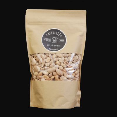 Pacote de papel castanho com amendoins visíveis através de janela transparente