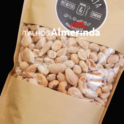 Pacote de papel com amendoins e etiqueta preta e vermelha