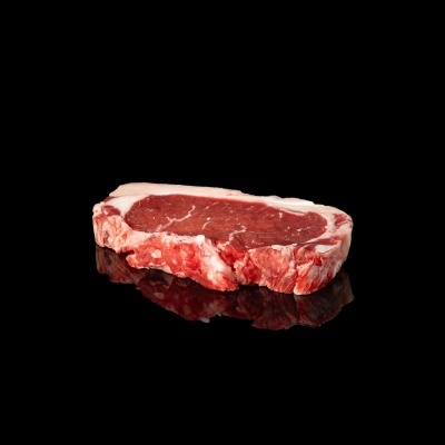 Carne crua vermelha com gordura branca sobre fundo preto