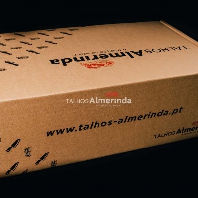 Caixa de cartão com texto e padrão de facas