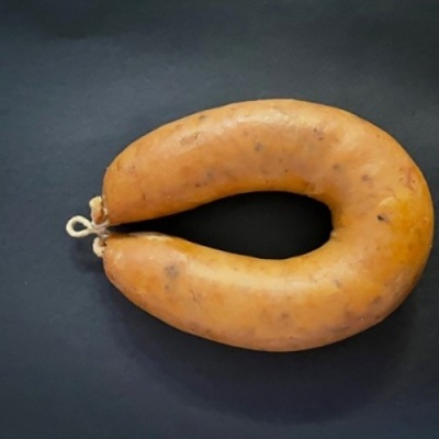 Enchido em forma de ferradura com corda branca