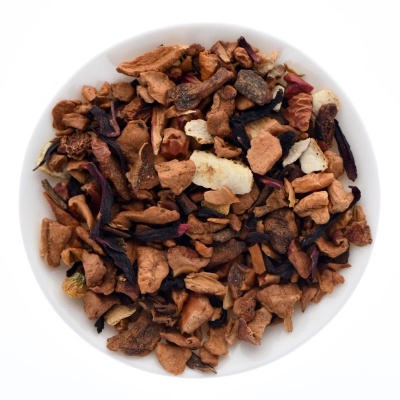 Prato branco com mistura de frutas secas variadas em diferentes padrões e cores.