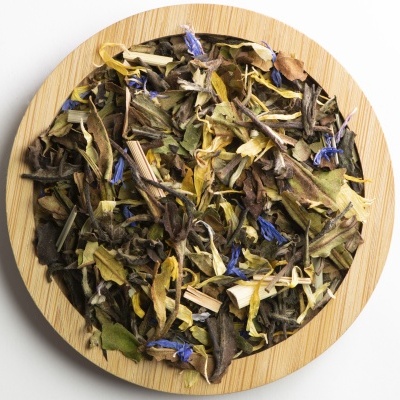 Mistura de chá seca em recipiente de madeira claro