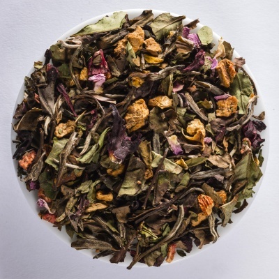 Mistura de chá branco e folhas secas coloridas num prato branco