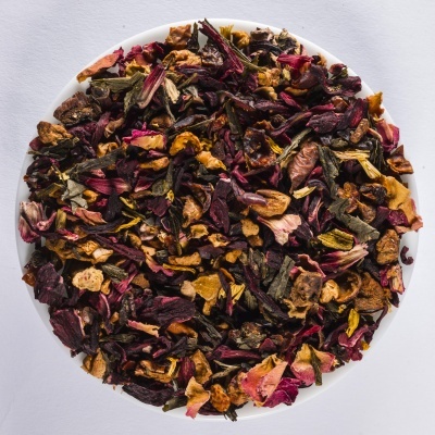 Mistura de chá seco colorido em prato branco