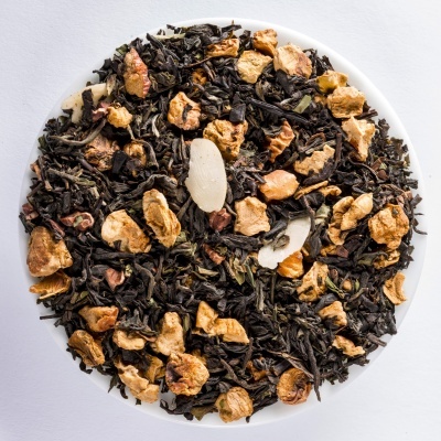 Mistura de chá preto e chá verde com pedaços de frutas secas e amêndoas