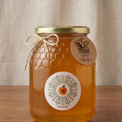 Frasco de compota de damasco com tampa dourada e etiquetas decorativas