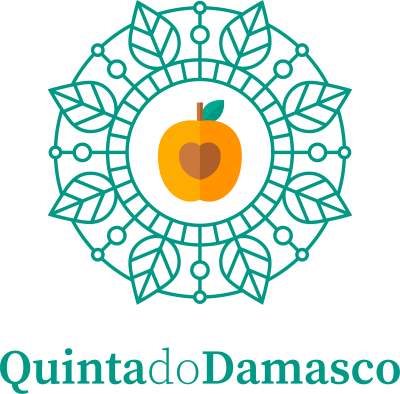 Logótipo da Quinta do Damasco com fruta amarela e folhas verdes