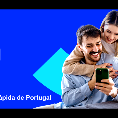 Casal sorridente no sofá com telemóvel verde e anúncio de internet fibra DIGI