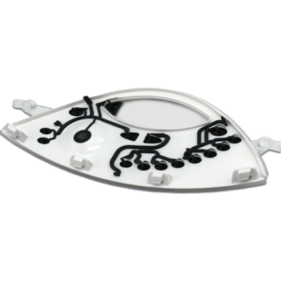 Peça decorativa triangular em plástico branco com padrão de ramo preto