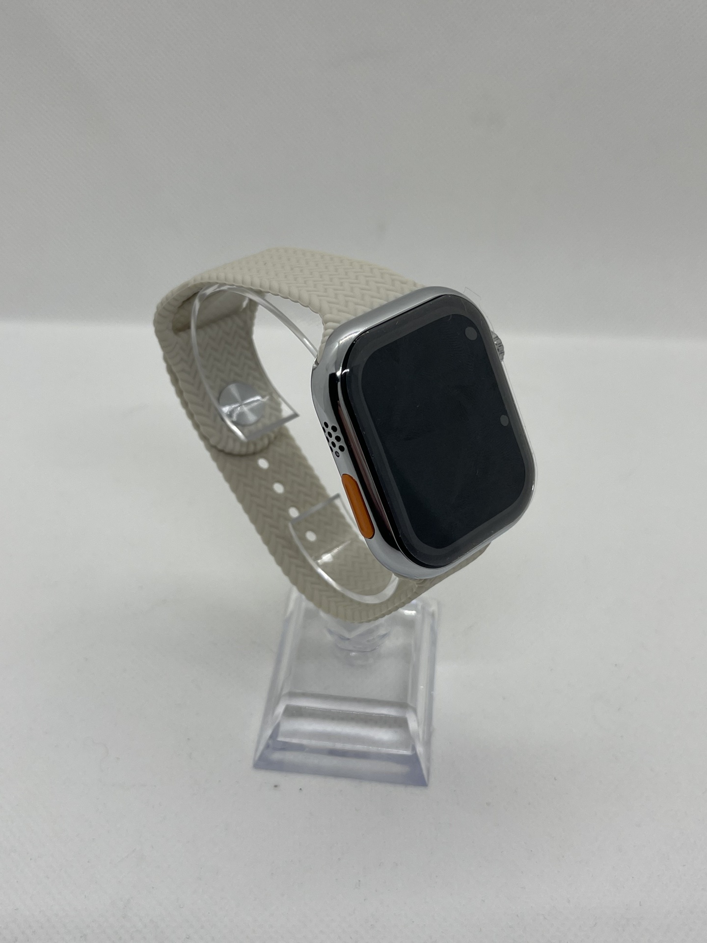 Smartwatch Z81 Pro Max Relógio inteligente prateado com bracelete branca num suporte transparente