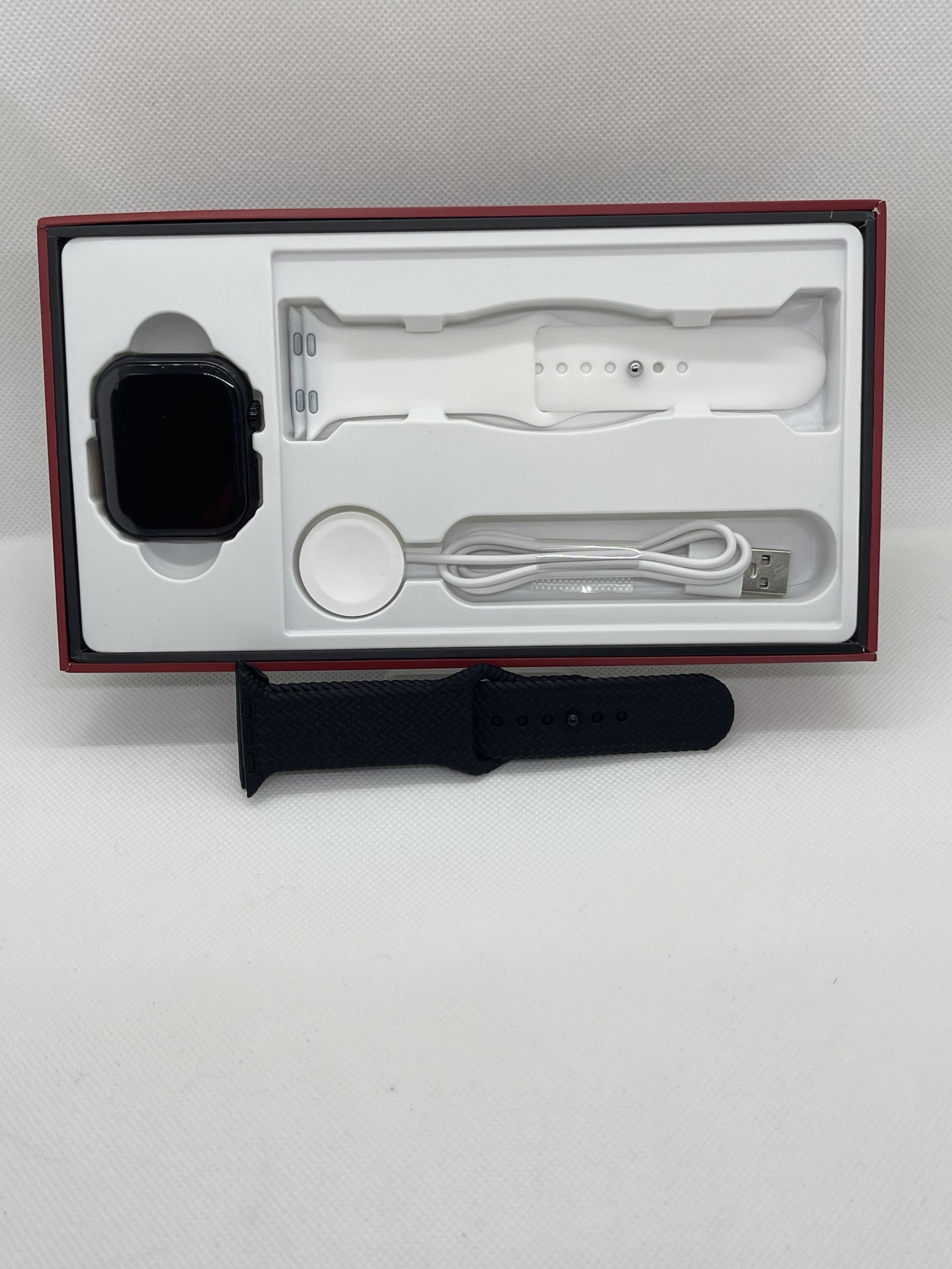 Smartwatch Z81 Pro Max Smartwatch preto em embalagem com braceletes branca e preta e cabo USB