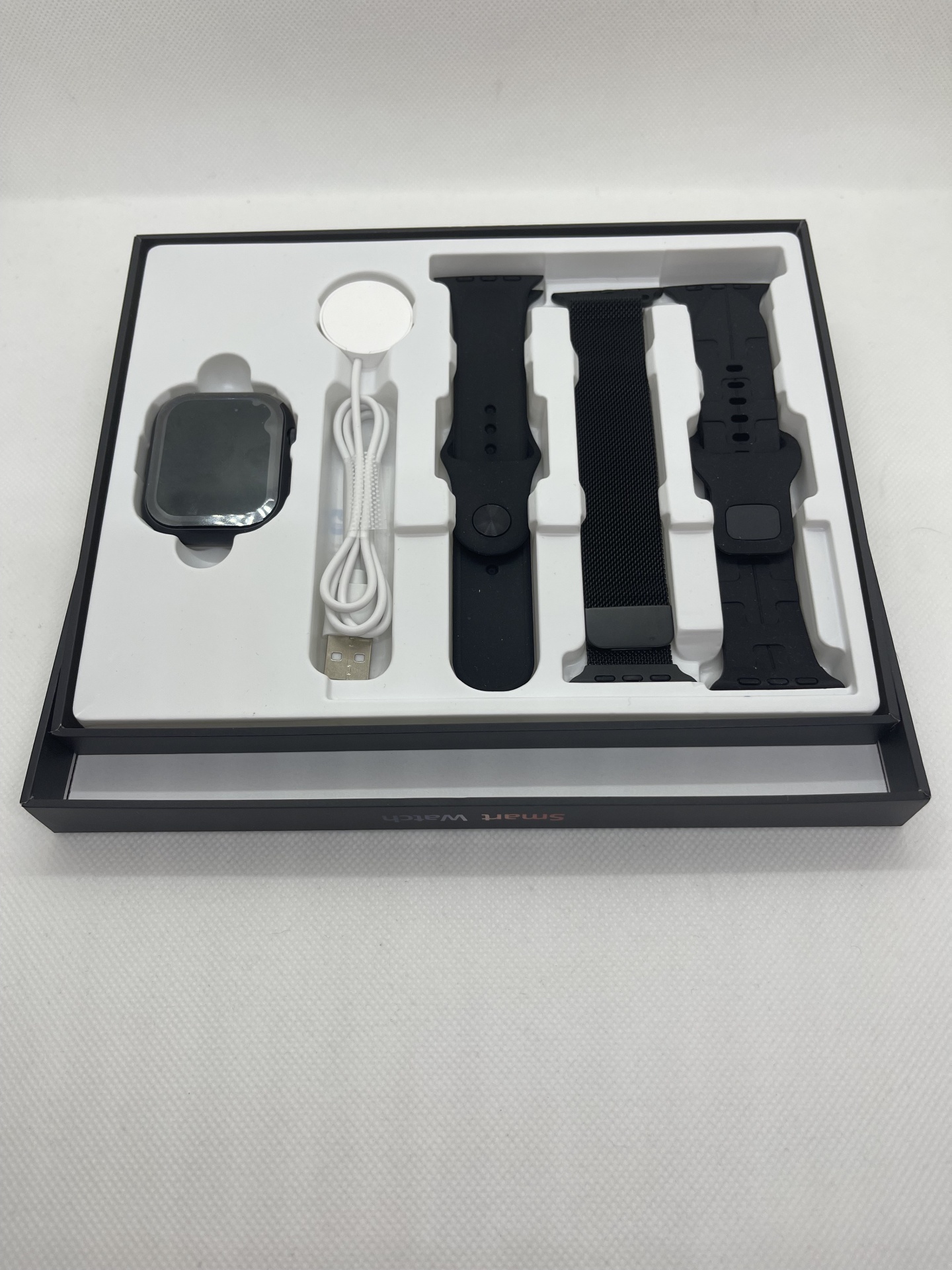 Smartwatch Z10X Pro Smartwatch preto com três pulseiras e cabo USB em caixa de embalagem