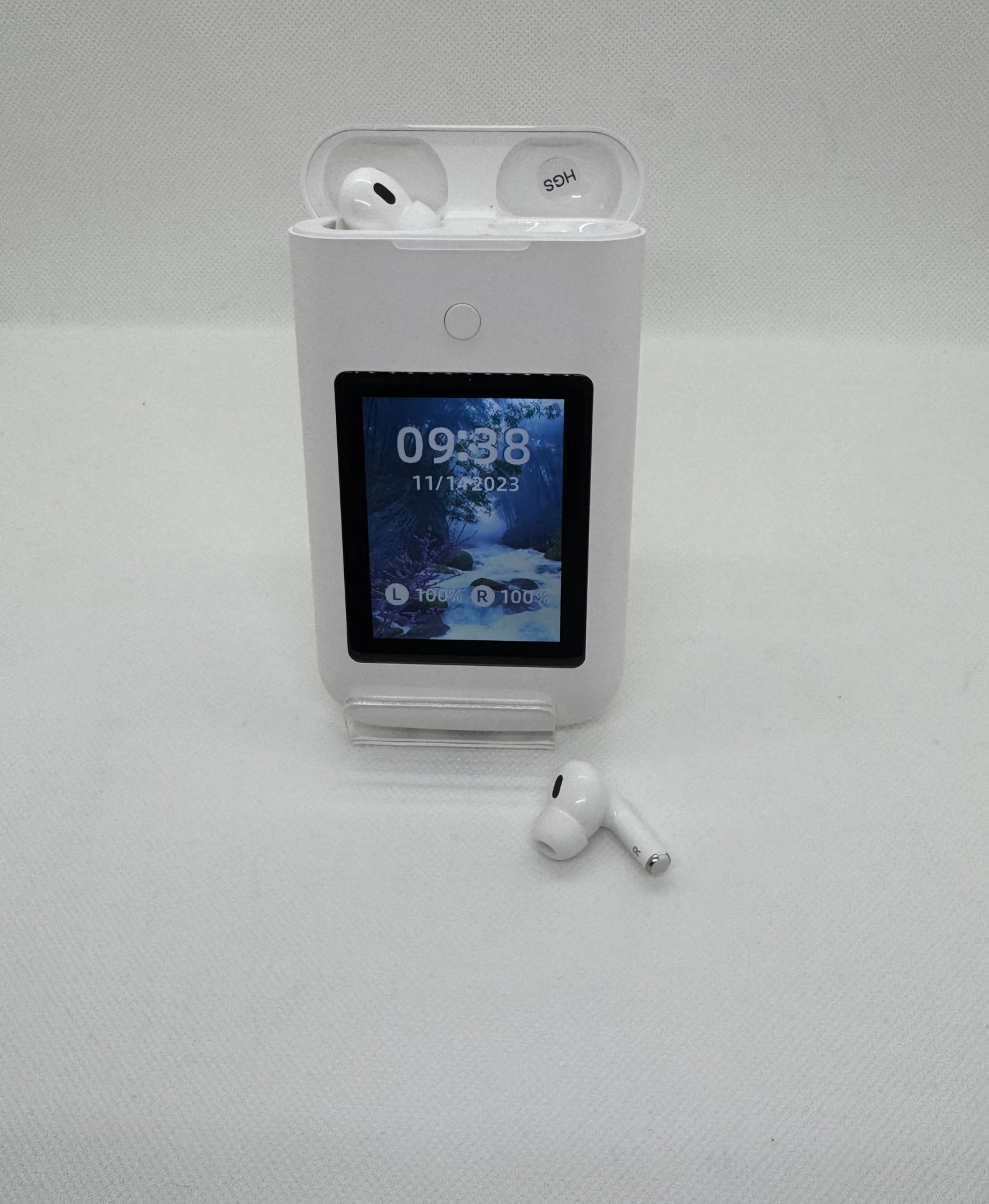 PowerBank Multimédia Com InPods Pro Auriculares sem fios brancos em estojo com ecrã digital em fundo branco.