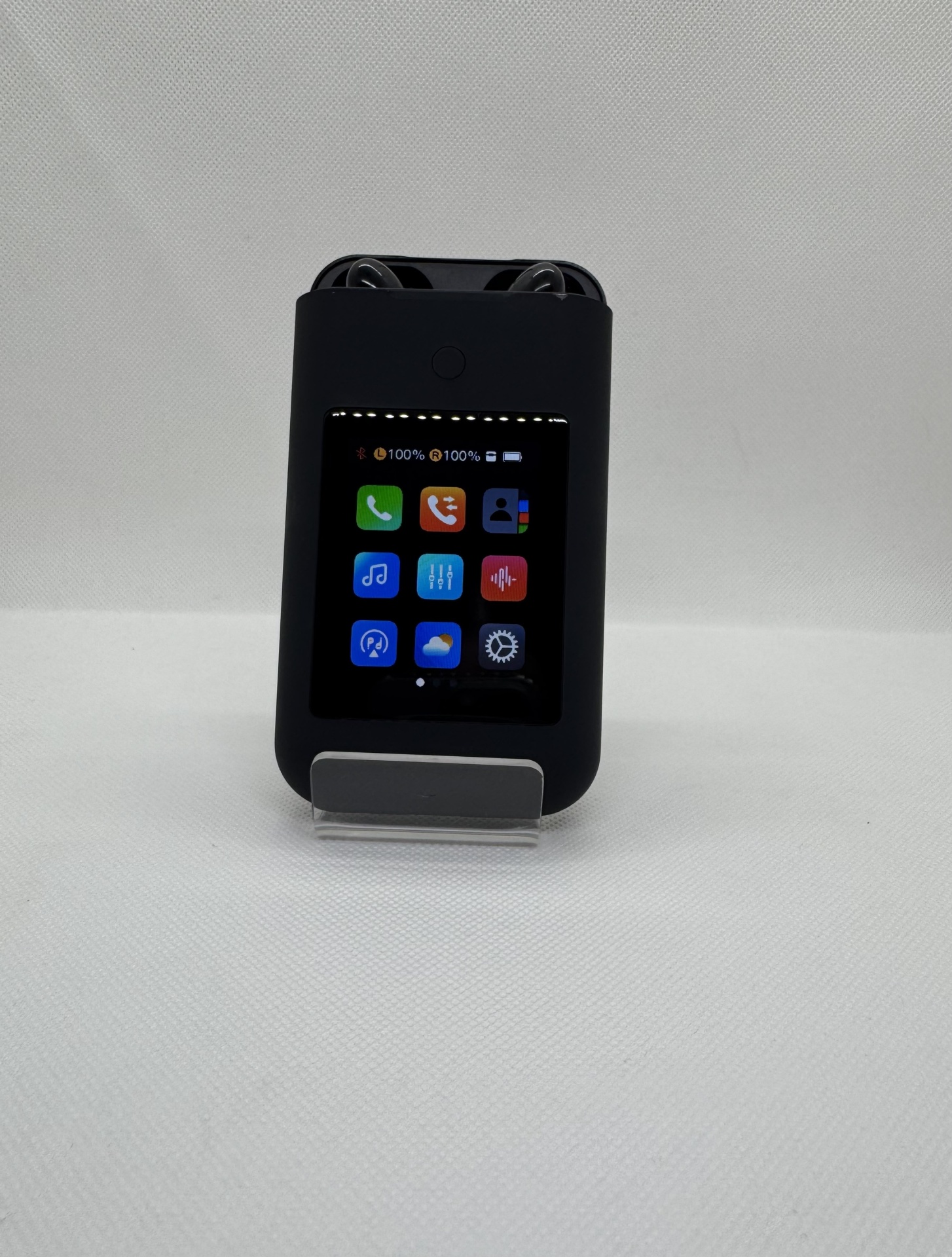 PowerBank Multimédia Com InPods Pro Dispositivo negro com ecrã digital a cores num suporte