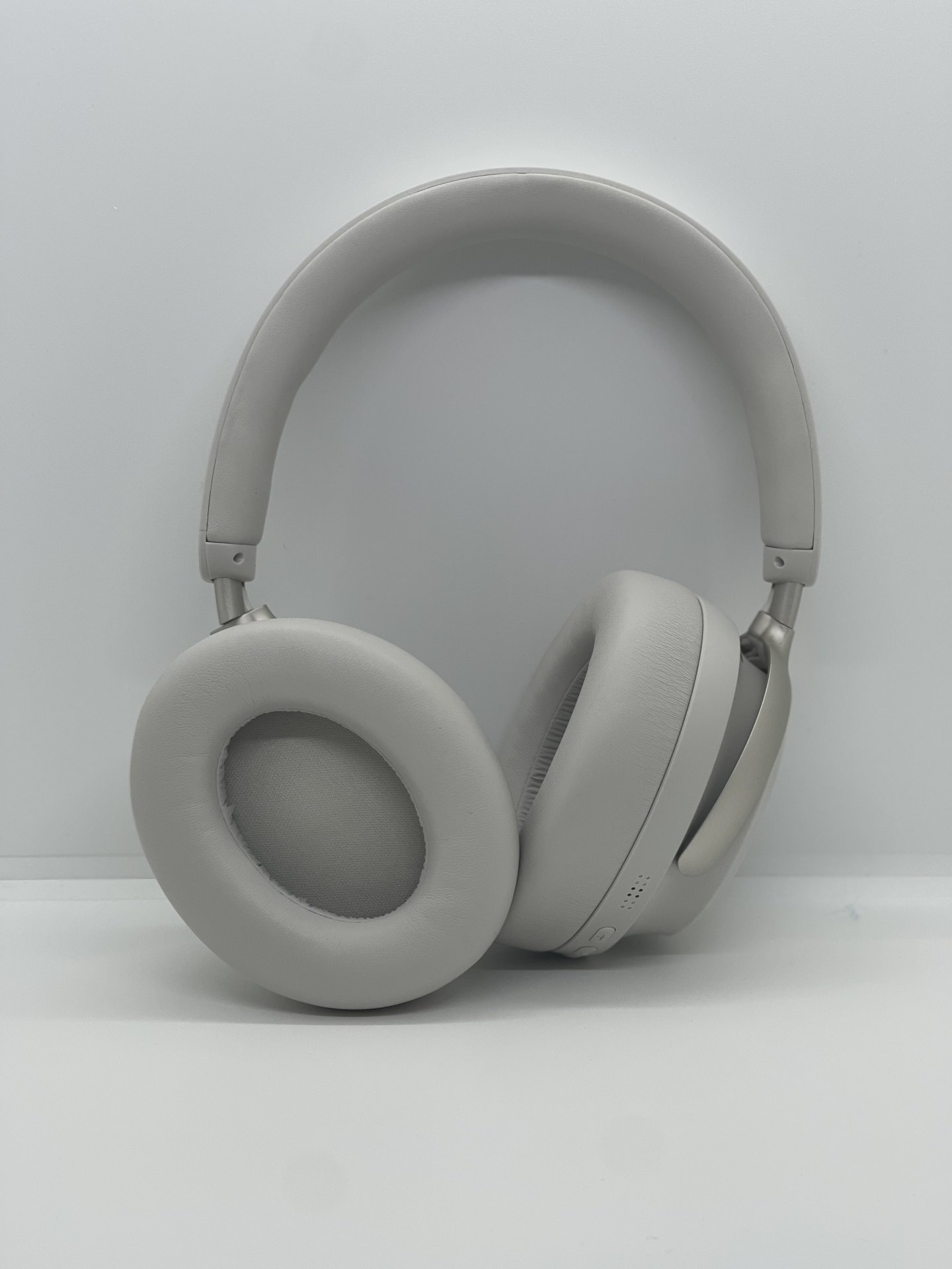 Headphones Heavy Bass 100 Auriculares sem fios cinza claro com almofadas e arco acolchoado