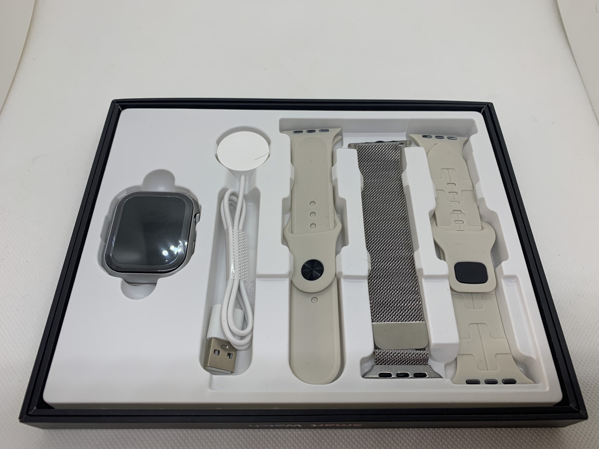 Smartwatch Z10X Pro Conjunto de smartwatch com ecrã, cabo de carregamento e três pulseiras em caixa aberta