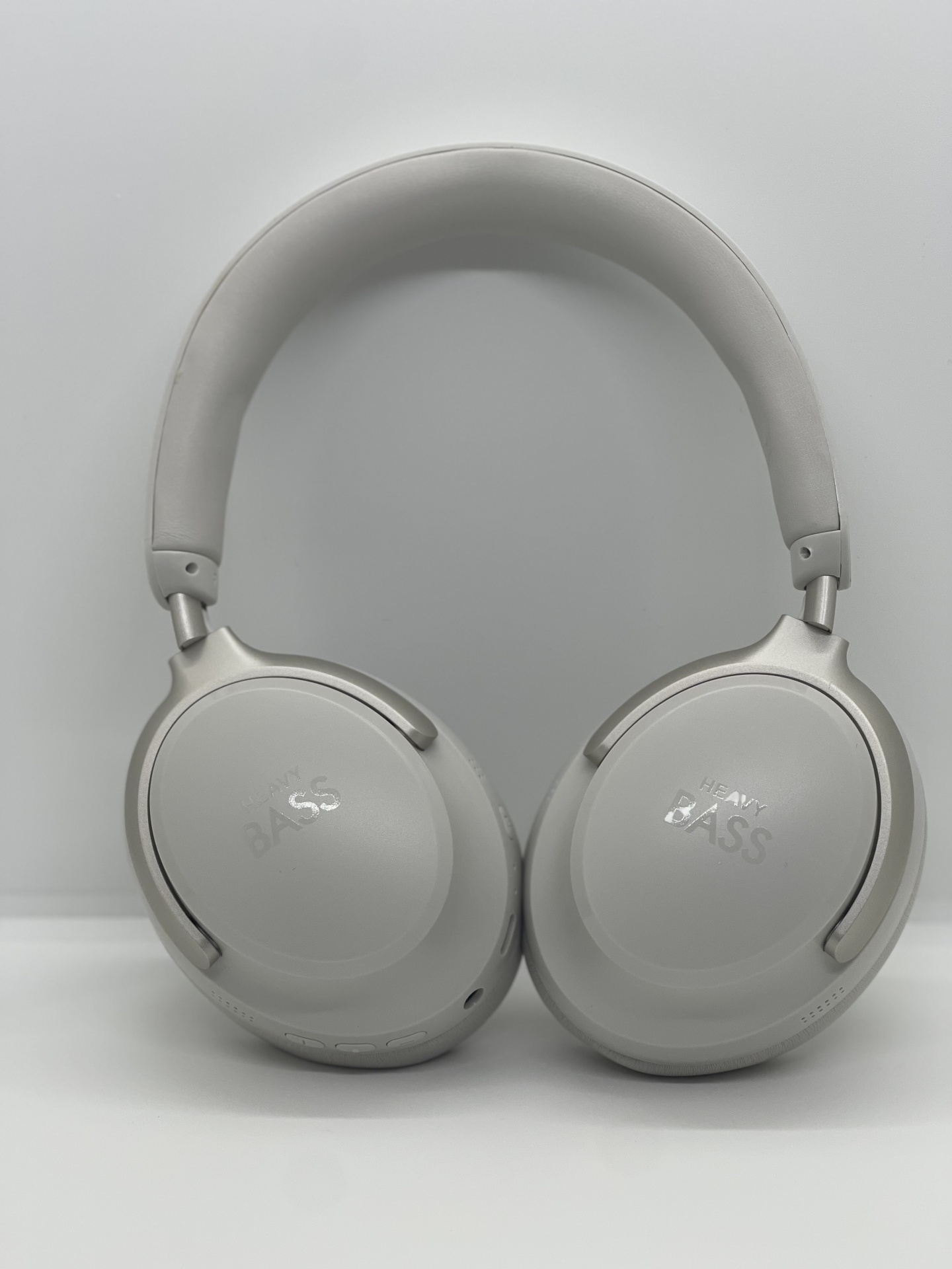Headphones Heavy Bass 100 Headphones brancas over-ear com texto HEAVY BASS.
