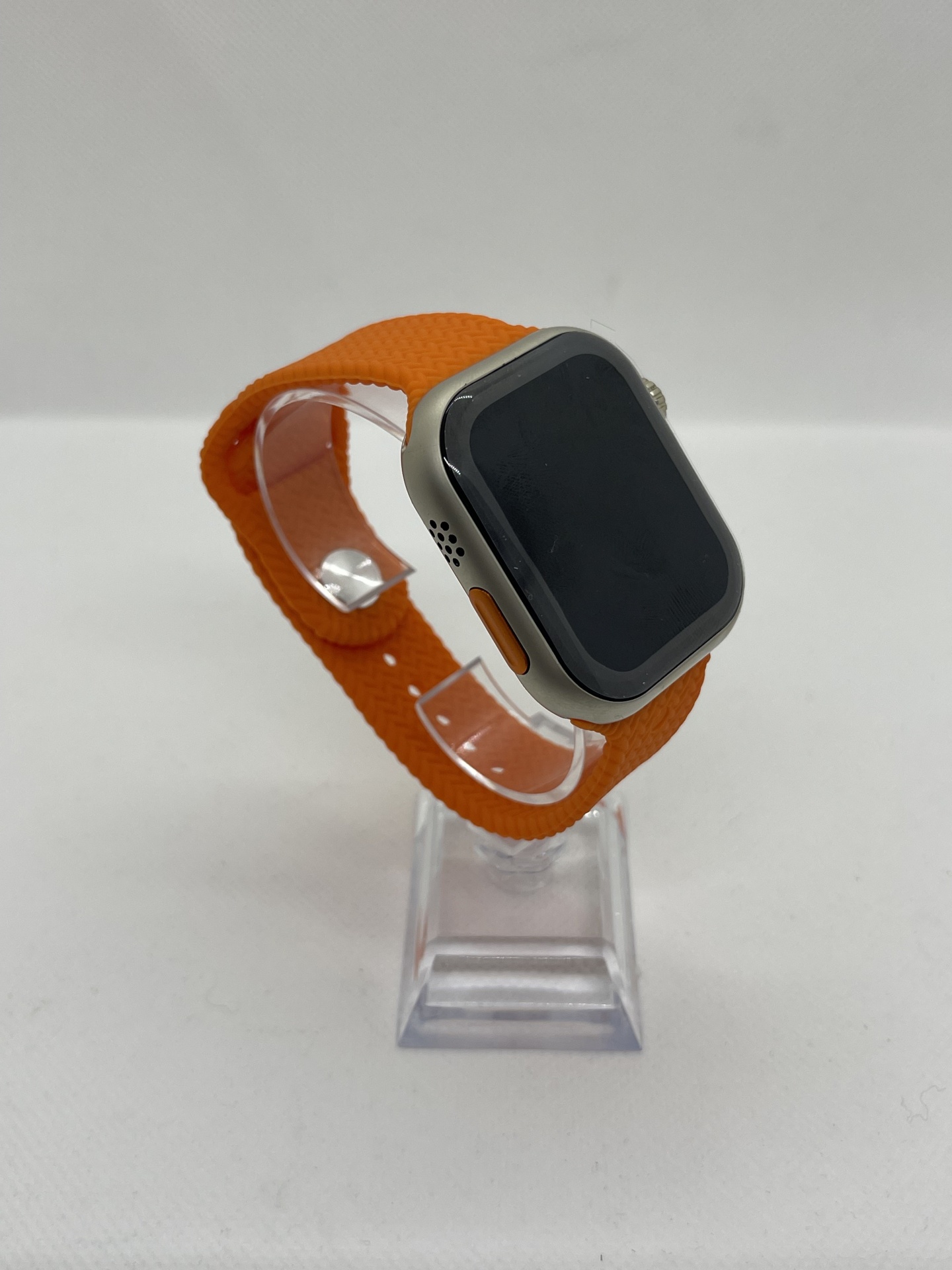 Smartwatch Z81 Pro Max Relógio inteligente com bracelete laranja em suporte transparente
