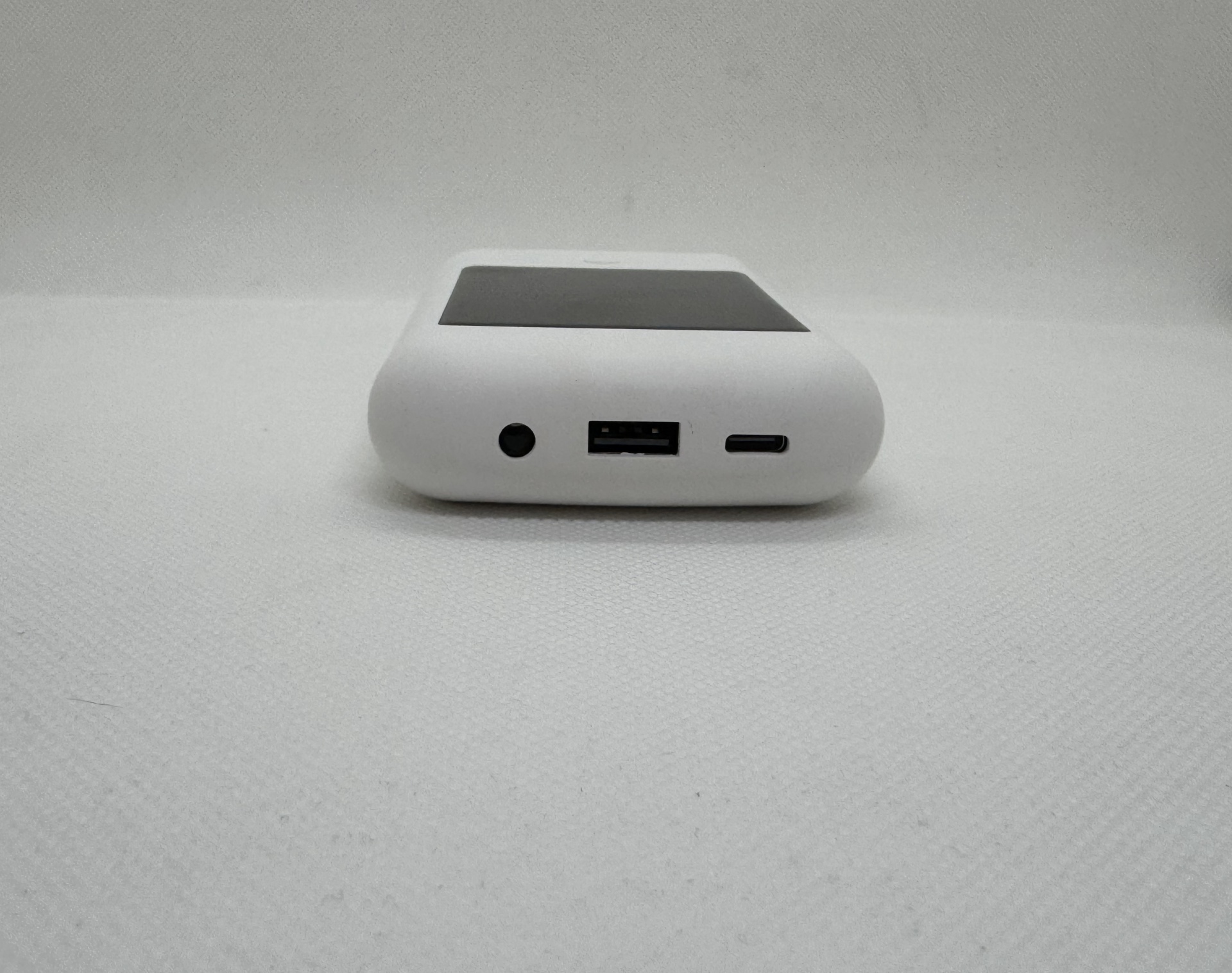 PowerBank Multimédia Com InPods Pro Carregador portátil branco com portas USB em fundo branco
