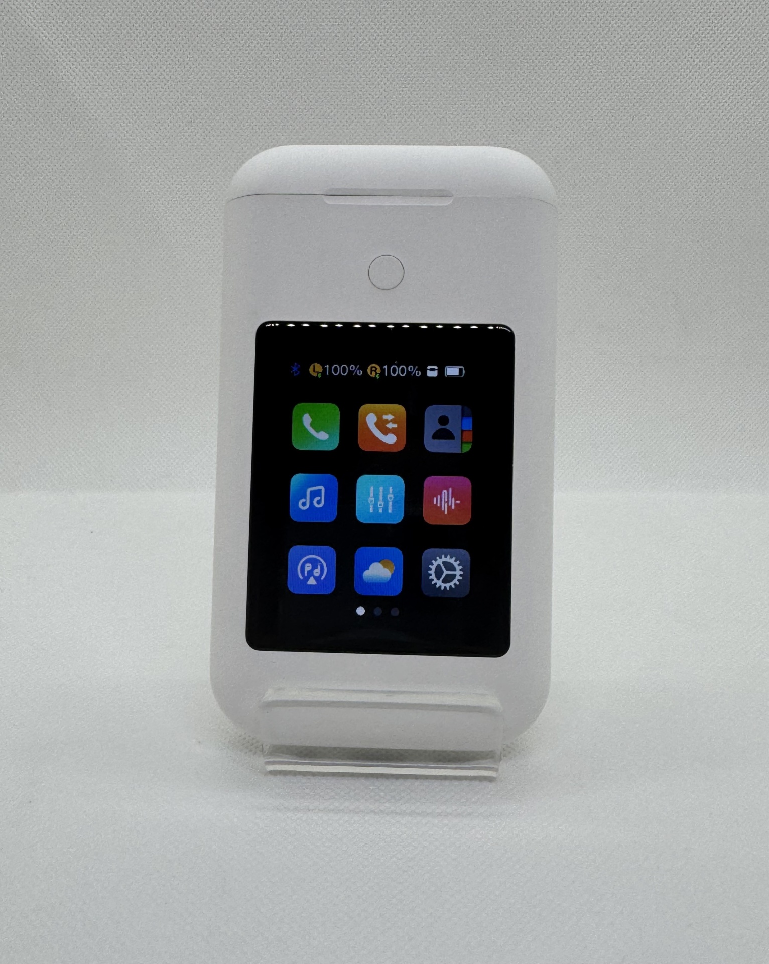 PowerBank Multimédia Com InPods Pro Rádio digital branco com ecrã colorido em suporte transparente