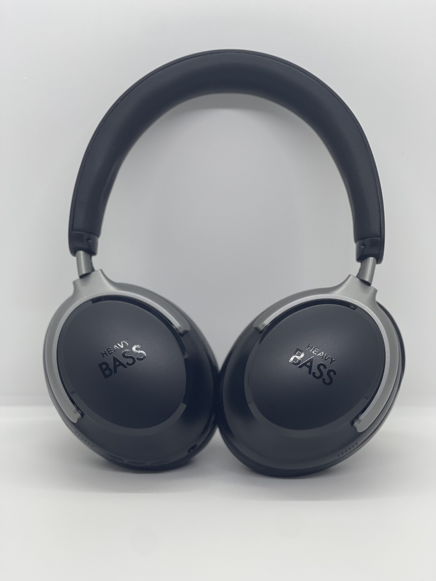 Headphones Heavy Bass 100 Ausculadores pretos e cinza com texto HEAVY BASS em orelheiras