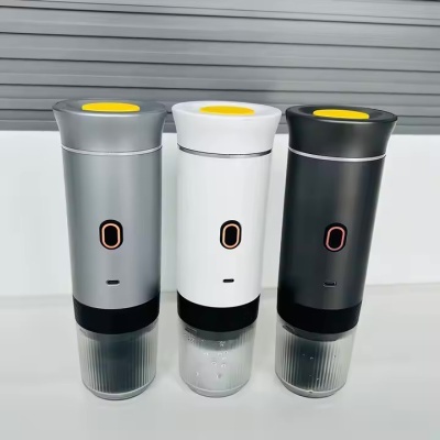 Três moinhos eléctricos de pimenta ou sal em várias cores