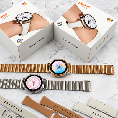 Smartwatches W&O com braceletes metálicas dourada e prateada, caixas brancas e braceletes substituíveis