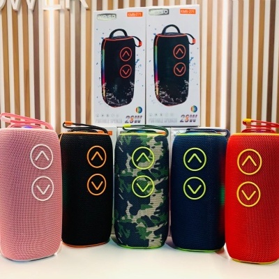 Cinco colunas de som portáteis coloridas KMS-271 com botões em forma de setas, caixas de embalagem ao fundo