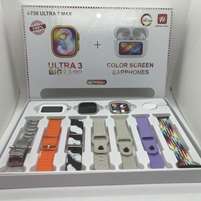 Conjunto de relógio inteligente com várias pulseiras coloridas e auscultadores numa caixa.