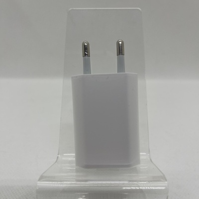 Carregador de parede branco com pinos metálicos em suporte transparente