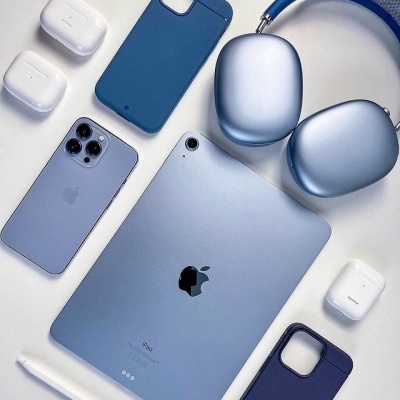 Dispositivos Apple azuis dispostos sobre uma superfície branca