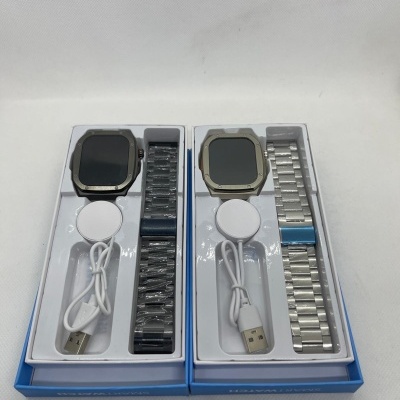 Dois relógios inteligentes embalados com pulseira metálica e carregadores USB